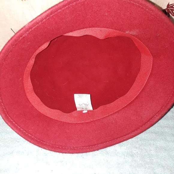 Red wool hat - Picture 2 of 3